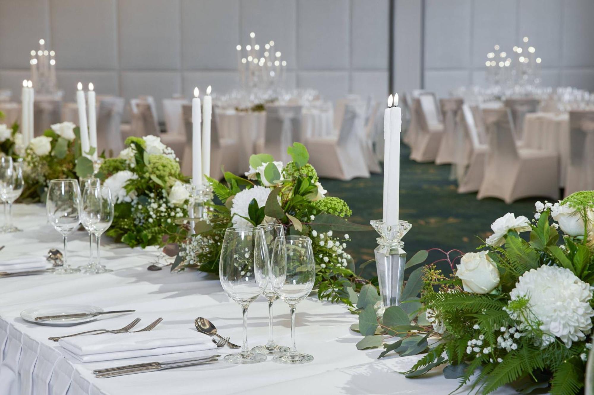 Jw Marriott Gold Coast Resort & Spa سيرفرز باراديس المظهر الخارجي الصورة A table set for a wedding reception