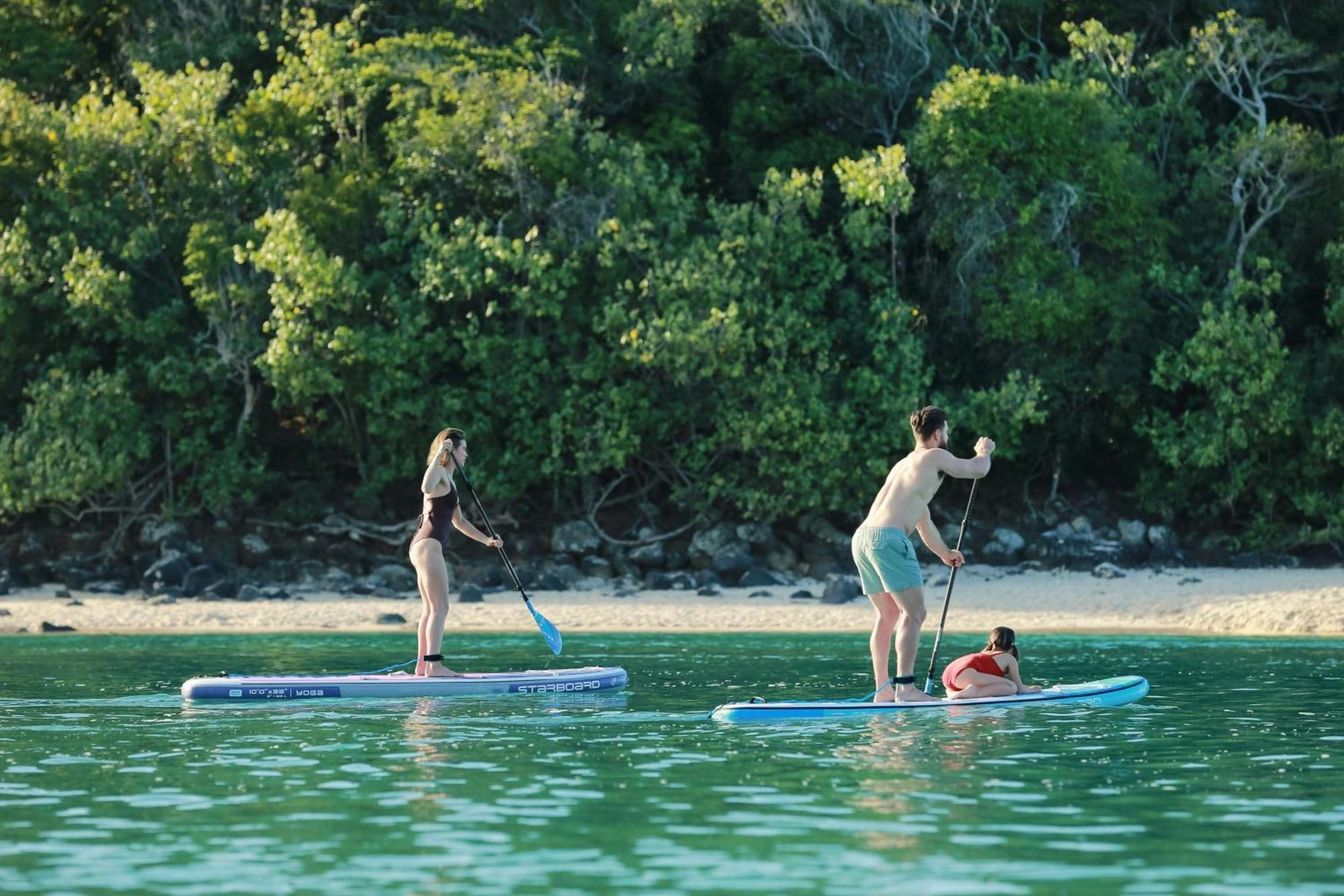Jw Marriott Gold Coast Resort & Spa سيرفرز باراديس المظهر الخارجي الصورة Stand-up paddle boarders on the Great Barrier Reef